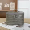 Vista de detalle del bolso cosmético de cuero con patrón de cocodrilo, caja portátil. - 23x14x15cm / Gris patrón cocodrilo