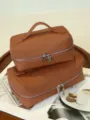 Details der braunen Kosmetiktasche mit Straußenmuster aus Leder, tragbare Reisetasche. - Groß: 23x13x9cm / Karamell