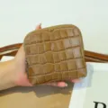 Monedero y bolsa de almacenamiento de joyas de cuero genuino con patrón de cocodrilo. - Caramelo