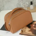 Μινιμαλιστική μονόχρωμη τσάντα καλλυντικών από γνήσιο δέρμα, φορητός οργανωτής μακιγιάζ. - 25x15x18cm / Καραμέλα
