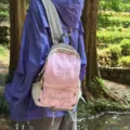 Mini zaino casual leggero in rosa e grigio, perfetto per viaggi all'aperto e uso quotidiano. - Rosa