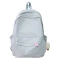 Zaino casual minimalista azzurro chiaro con tasca frontale, tasche laterali e simpatico ciondolo. - con portachiavi / Blu