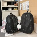 Zaino in tela nera con stampa di stelle, zip frontale e simpatico ciondolo in peluche per scuola. - con portachiavi / Nero Grande