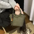 Sac seau tissé vert foncé pour femmes, sac à main rétro à poignée supérieure et bandoulière. - Vert