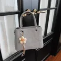 Bolso de mano texturizado gris para mujer, bolso cruzado informal con lindo colgante de flor. - Gris