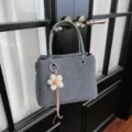 Bolso de mano cuadrado pequeño de lona gris azulado con colgante de flor, bolso cruzado elegante. - Azul