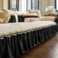 Französischer Vintage Chenille Sofabezug mit schwarzem Rock und Blattstickerei fürs Wohnzimmer. - 70*70cm / Gebrochenes Weiß