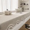 Coussin de banquette en chenille beige avec bord volant élégant et motif losange classique. - 70*70cm / Café
