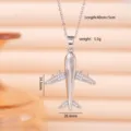 Collana con ciondolo aereo in argento con zirconi scintillanti, catena elegante. - Forma di Aeroplano / Argento