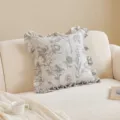 Französischer Vintage Kissenbezug in Creme mit Rüschen und floralem Sofakissen Print. - Blumenrhythmus-Grau