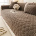 Plüsch Sofabezug mit 3D Sechseck Textur, rutschfester warmer Couchbezug für Wohnzimmer. - 70*70cm / Dunkelbraun