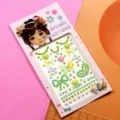 Close-up van 3D strass stickers met vlinder- en hartvormen voor creatieve lichaamkunst. - Groen