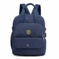 Mochila casual de nailon para mujer en azul oscuro con asas y puerto de carga USB vista principal. - Azul marino