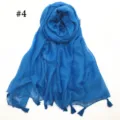 Blauer Voile-Schal mit Quasten, Detailansicht des leichten atmungsaktiven Stoffes. - Blau