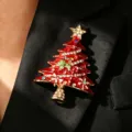 Broche arbre de Noël strass émail rouge scintillant alliage accessoire mode vêtement épingle - Sapin de Noël avec Strass (2629)