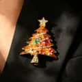 Broche sapin de Noël avec strass scintillants et émail coloré, bijou de vacances élégant et chic. - Sapin de Noël en Émail (2604)