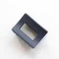 Pinza de pelo rectangular hueca gris oscuro mate, diseño minimalista para uso diario. - Pinza Cuadrada Gris Azul