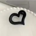 Pinza de pelo de corazón negro mate, accesorio elegante y minimalista para uso diario. - Pinza de Corazón / Negro