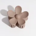 Pinza de pelo con flor marrón mate de cinco pétalos, elegante pinza grande para peinados diarios. - Pinza Flor Marrón Café