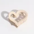 Pinza de pelo de corazón beige mate, gran accesorio de acrílico para uso diario y moda. - Pinza de Pelo de Corazón / Blanco Roto