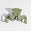 Pinza de pelo geométrica verde, elegante accesorio con diseño de ondas para uso diario. - Pinza de Cangrejo Ola / Verde