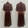 Détail de robe sirène en satin, tenue de soirée marron élégante, ensemble deux pièces. - S / Ensemble / Marron