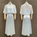 Élégante robe de soirée en satin bleu clair avec superposition cape transparente et midi. - S / Robes / Bleu clair