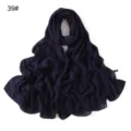 Detailansicht eines dunkelblauen Chiffonschals mit glatter und leichter Stofftextur. - 39#