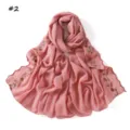 Bufanda de gasa rosa con delicado bordado floral y elegantes bordes festoneados. - Rosa