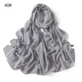 Detailansicht eines glatten grauen einfarbigen Chiffon-Schals, leicht und atmungsaktiv. - 40#
