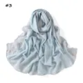 Bufanda de gasa azul claro con un delicado bordado floral y bordes ondulados. - Azul claro