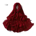 Nahaufnahme des tiefroten einfarbigen Chiffonschals mit weichem Fall und leichtem Stoff. - 13#