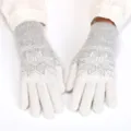 Primo piano dettagliato di guanti in maglia calda da donna con classico motivo a fiocco. - Taglia Unica Adulto 23.5x10x3cm / Grigio Chiaro e Bianco