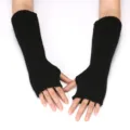 Vista dettagliata di manicotti neri in maglia, con una trama a coste fine e di qualità. - 30cm Lungo Elastico / Nero