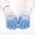 Primo piano di guanti termici invernali in maglia con motivo jacquard a fiocco di neve blu e bianco. - Taglia Unica Adulto 23.5x10x3cm / Celeste