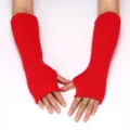 Primo piano di scaldabraccia in maglia rossa con morbida consistenza a costine e design senza dita. - 30cm Lungo Elastico / Rosso Vivo