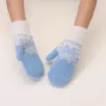 Dettaglio di mitten in maglia invernale, morbido misto di pelo di coniglio con motivo a fiocco. - Taglia Unica / Blu lago