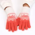 Primo piano dettagliato dei guanti invernali in maglia rossa e bianca per donna. - Taglia Unica Adulto 23.5x10x3cm / Rosso anguria