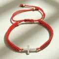Bracelet en corde tissée rouge avec pendentif croix en cristal étincelant, réglable. - Croix en Strass (Corde Rouge)