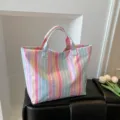 Sac cabas rayé coloré en PVC pour femme, grand sac à main étanche et fourre-tout. - Coloré