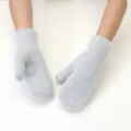 Primo piano dettaglio di morbide soffici e calde moffole in peluche invernale donna. - Taglia Unica / Grigio chiaro