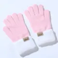 Close-up detail van gebreide dames winterhandschoenen met roze lichaam en pluizige witte boorden. - Eén maat / Roze