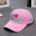 Dettaglio berretto da baseball rosa con ricamo brillante Sweetie e patch cuore. - Rosa