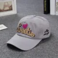 Cappellino da baseball grigio da donna con ricamo brillante sweetie e cuore rosa. - Grigio