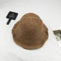 Vue détaillée du chapeau seau en paille tissée marron au bord ondulé élégant. - M (56-58cm) / Kaki