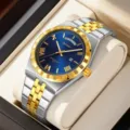 Orologio al quarzo bicolore da uomo quadrante blu numeri romani giorno data cinturino acciaio. - Cassa bicolore argento e oro con quadrante blu