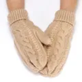 Moffole in maglia spessa da donna per l'inverno, guanti caldi con trecce in color kaki. - Taglia unica / Beige