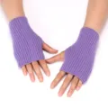 Detailansicht der violetten gerippten Strick Handschuhe fur kalte Wintertage ideal - 16CM Lang / Lila