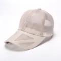 Primo piano sui dettagli del berretto da baseball in rete traspirante beige estivo leggero. - Regolabile  54-60CM / Beige