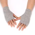 Detailaufnahme von grauen Strick Fingerlosen Handschuhen, weiche Winter Armwärmer. - 16CM Lang / Grau